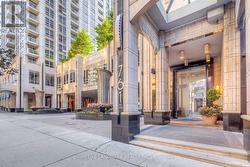 402 - 761 BAY STREET Toronto, ON M5G 2R2