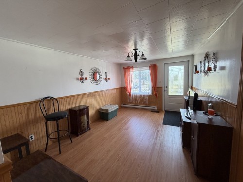 Salon - 303 2E Rang De Bugeaud, Hope, QC 