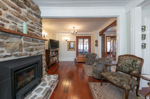 Salle familiale - 12 Av. St-Joachim, Pointe-Claire, QC - Indoor Photo Showing Living Room With Fireplace