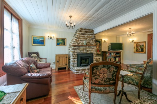 Salle familiale - 12 Av. St-Joachim, Pointe-Claire, QC - Indoor Photo Showing Living Room With Fireplace