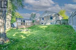 Amazing yard and deck for entertaining - 