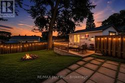 Amazing yard and deck for entertaining - 