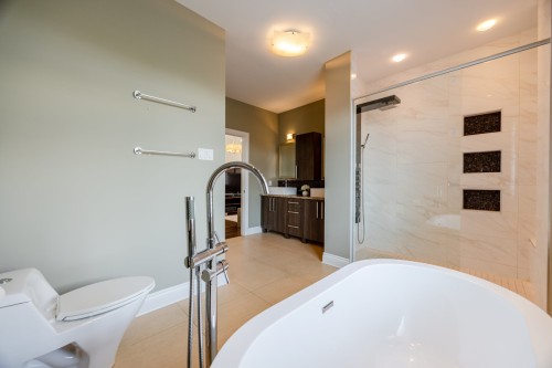 Salle de bains attenante à la CCP - 4110 Rue De Louviers, Brossard, QC - Indoor Photo Showing Bathroom