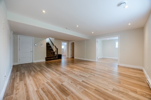 Salle familiale - 4110 Rue De Louviers, Brossard, QC - Indoor