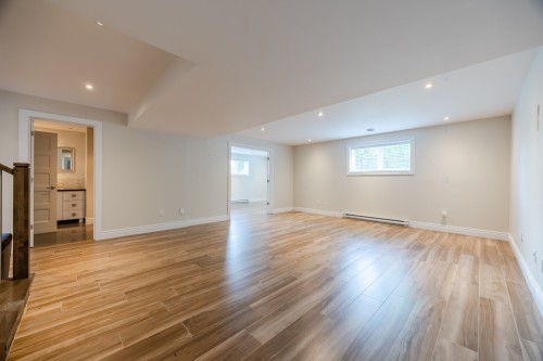 Salle familiale - 4110 Rue De Louviers, Brossard, QC - Indoor