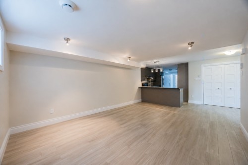 Salon - 4110 Rue De Louviers, Brossard, QC - Indoor