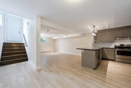 Salon - 4110 Rue De Louviers, Brossard, QC - Indoor Photo Showing Kitchen