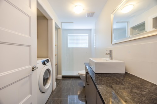 Salle de bains - 4110 Rue De Louviers, Brossard, QC - Indoor Photo Showing Laundry Room