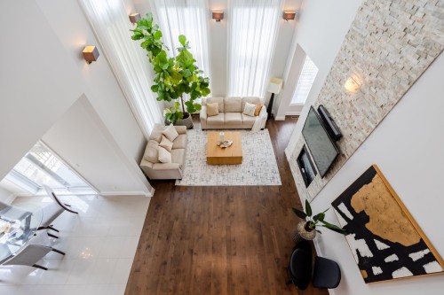 Salon - 4110 Rue De Louviers, Brossard, QC - Indoor