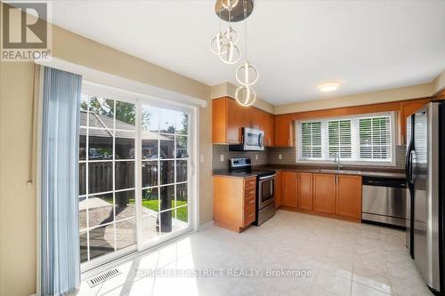 901 Bennett Boulevard, Milton, ON - Indoor Photo Showing Kitchen