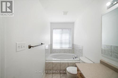 901 Bennett Boulevard, Milton, ON - Indoor Photo Showing Bathroom