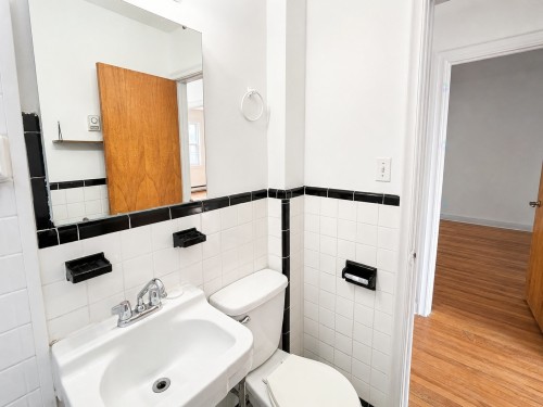 Bathroom - 6915 Av. Lamont, Montréal (Le Sud-Ouest), QC - Indoor Photo Showing Bathroom