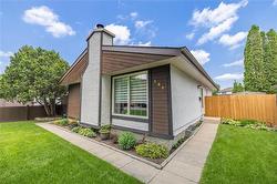 131 Regis DR  Winnipeg, MB R2N 1S1