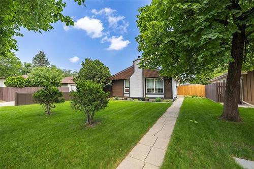 131 Regis Dr, Winnipeg, MB 