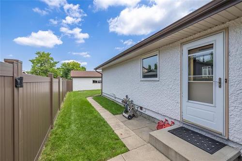 131 Regis Dr, Winnipeg, MB 