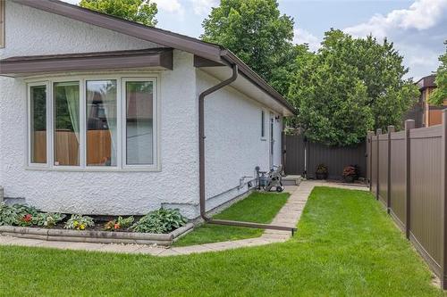 131 Regis Dr, Winnipeg, MB 