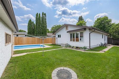 131 Regis Dr, Winnipeg, MB 