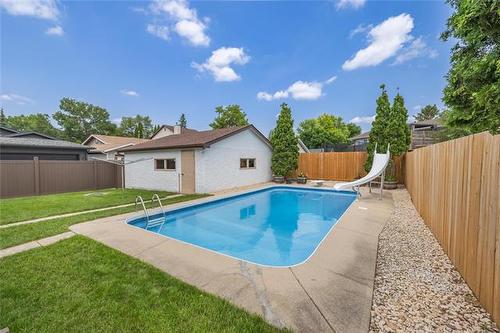 131 Regis Dr, Winnipeg, MB 