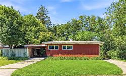 23 Iroquois BAY  Winnipeg, MB R2J 2E1