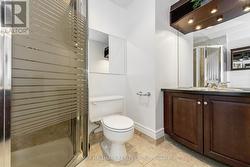 Ensuite bath - 