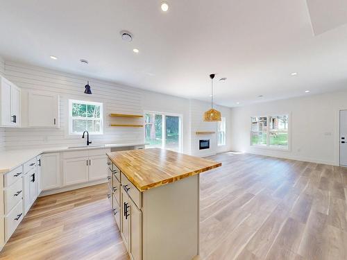 496 Highland Avenue, Windsor, NS - Indoor Photo Showing Kitchen