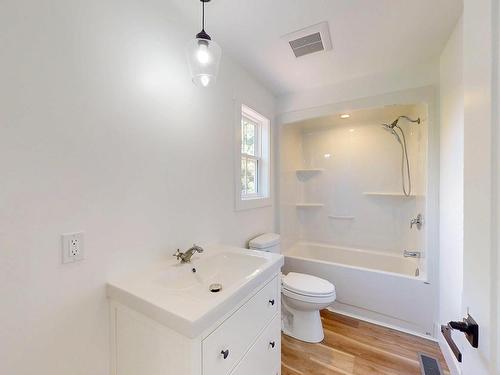 496 Highland Avenue, Windsor, NS - Indoor Photo Showing Bathroom