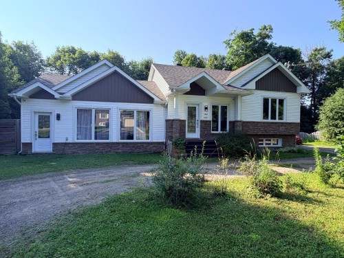 2869 Rue Godard  Sainte-Sophie, QC J5J 2T4