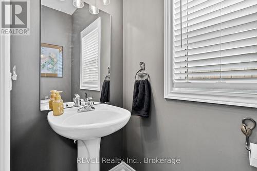 16 Maracay Way, St. Catharines (Grapeview), ON - Indoor Photo Showing Bathroom