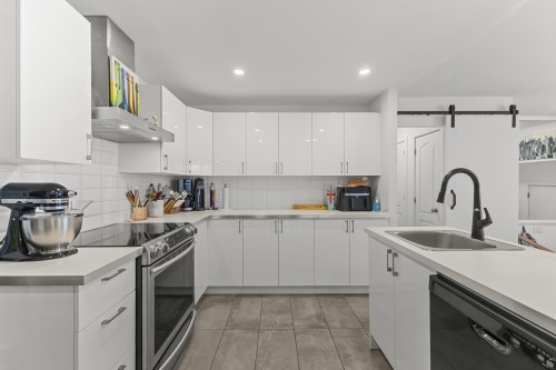 Kitchen - 3315 Rue Coderre, Longueuil (Saint-Hubert), QC - Indoor Photo Showing Kitchen With Upgraded Kitchen