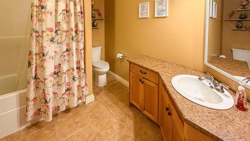 112 11Th Street, Cranbrook, BC - Indoor Photo Showing Bathroom