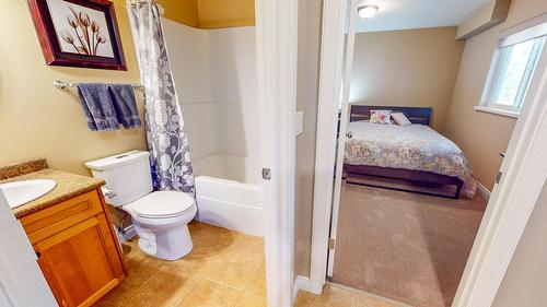 112 11Th Street, Cranbrook, BC - Indoor Photo Showing Bathroom