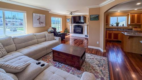 112 11Th Street, Cranbrook, BC - Indoor Photo Showing Living Room