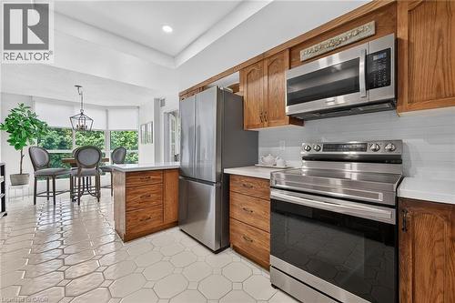 Kitchen featuring wood cabinetry, stainless steel appliances - 1237 North Shore Boulevard Unit# 405, Burlington, ON - Indoor Photo Showing Kitchen With Stainless Steel Kitchen