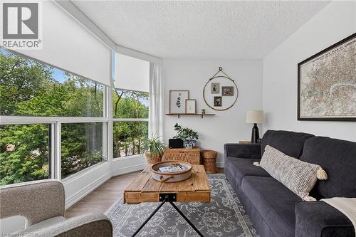 1237 North Shore Boulevard Unit# 405, Burlington, ON - Indoor Photo Showing Living Room