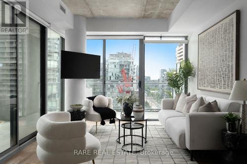 *pillar mount TV possible* - 919 - 95 Bathurst Street, Toronto, ON - Indoor Photo Showing Living Room