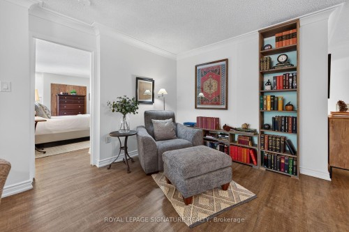 405-1237 North Shore Boulevard E, Burlington, ON - Indoor Photo Showing Living Room