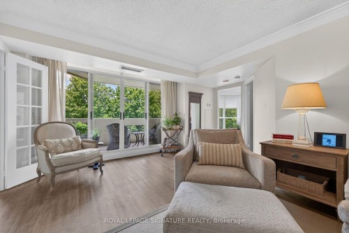 405-1237 North Shore Boulevard E, Burlington, ON - Indoor Photo Showing Living Room