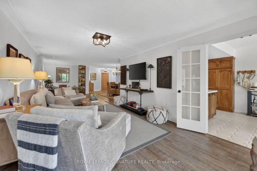 405-1237 North Shore Boulevard E, Burlington, ON - Indoor Photo Showing Living Room