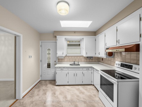 359 Renforth Drive, Toronto, ON - Indoor Photo Showing Kitchen
