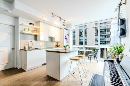 B415-60 Annie Craig Drive, Toronto, ON 