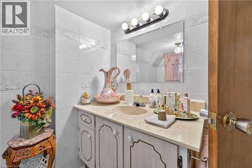 11 Fassett Avenue, Hamilton, ON - Indoor Photo Showing Bathroom