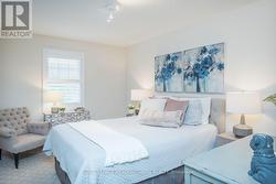 Versatile bedroom for sleep or study - 