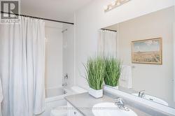 Spacious main bathroom - 