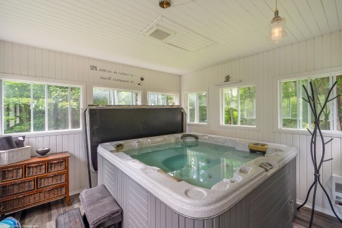 Spa - 1090 Rue Des Trilles, Prévost, QC - Indoor Photo Showing Other Room