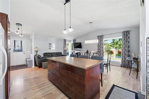 382 Arthur Wright Cr, Winnipeg, MB 