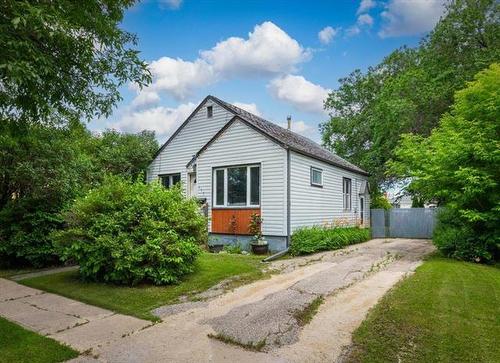 417 Melbourne AVE  Winnipeg, MB R2K 1B3