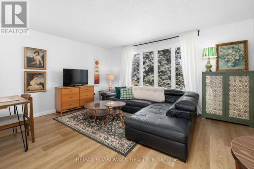 8 Jessie Drive, Perth, ON - Indoor Photo Showing Living Room