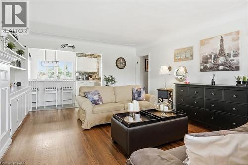 33 Centennial Parkway S, Hamilton, ON - Indoor Photo Showing Living Room