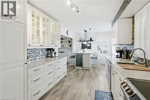 33 Centennial Parkway S, Hamilton, ON - Indoor Photo Showing Kitchen With Upgraded Kitchen
