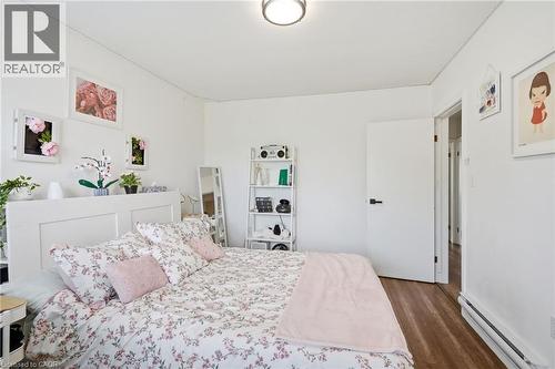33 Centennial Parkway S, Hamilton, ON - Indoor Photo Showing Bedroom